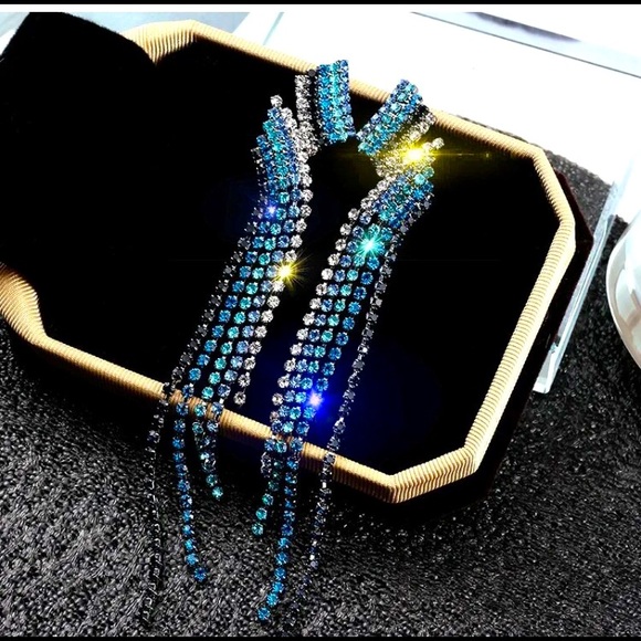 New!! Gorgeous Blue Crystal CZ Earrings! - Picture 3 of 4